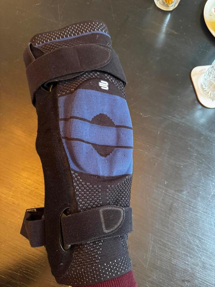 Nieuwe Genutrain S ( met scharnier) kniebrace rechts blauw, Diversen, Braces, Nieuw, Ophalen of Verzenden