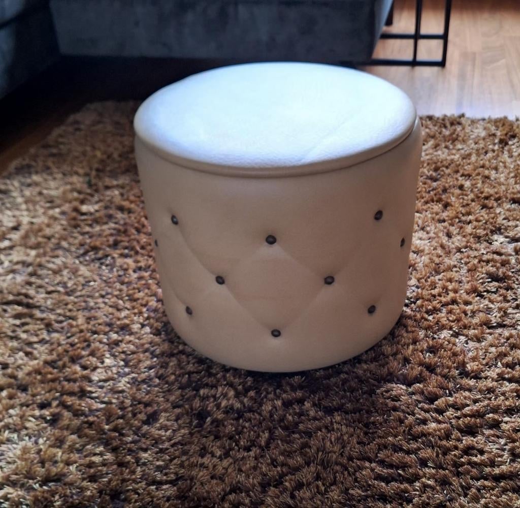 Vintage poef / naaibox / kleur beige, materiaal sky leer ., Minder dan 50 cm, Rond, Ophalen of Verzenden, Minder dan 50 cm