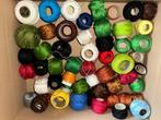 Doos met diverse klossen met garens vnl. DMC veel kleuren, Hobby en Vrije tijd, Ophalen, Zo goed als nieuw, Garen of Naald(en)