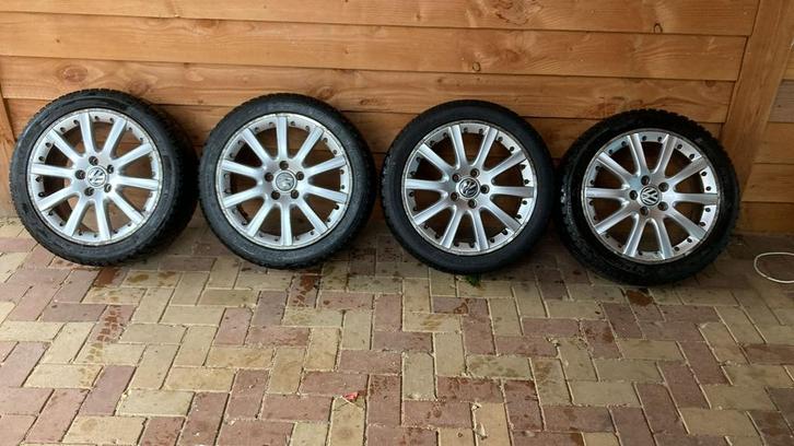 VW lichtmetalen velgen met winterbanden 225/45 R17, Auto-onderdelen, Banden en Velgen, Winterbanden, 17 inch, 225 mm, Ophalen