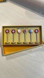 Dinky verkeers Borden set 6 stuks, Ophalen of Verzenden, Zo goed als nieuw, Auto, Dinky Toys