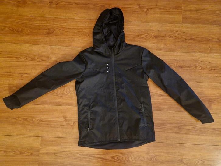 Kipsta zwarte regenjas  (maat 151-160), Kinderen en Baby's, Kinderkleding | Maat 152, Zo goed als nieuw, Jongen of Meisje, Jas