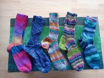 Vijf paar WOLLEN HANDGEBREIDE sokken beschikbaar voor biedingen