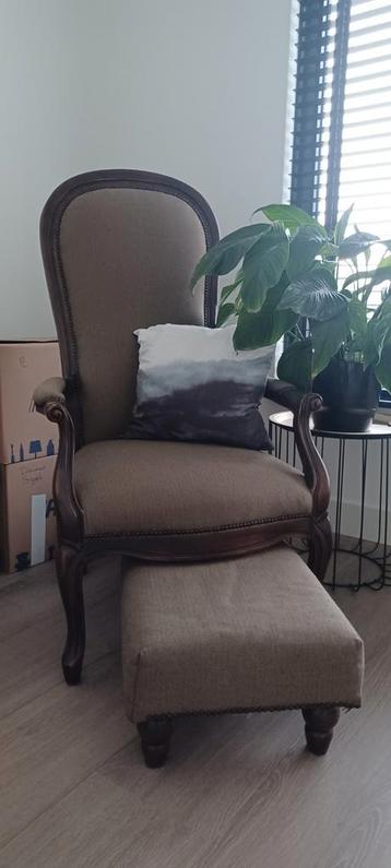 Stoel met voetbank beschikbaar voor biedingen