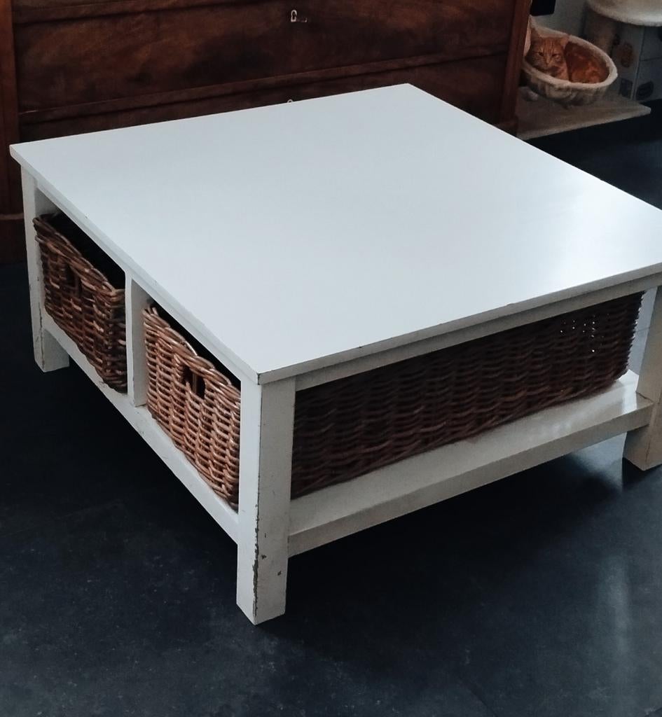 Landelijke witte salontafel met rieten manden, Huis en Inrichting, Woonaccessoires | Overige, Ophalen