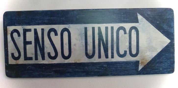 Italiaans verkeersbord / hout / route bord / Senso Unico, Huis en Inrichting, Woonaccessoires | Wanddecoraties, Zo goed als nieuw