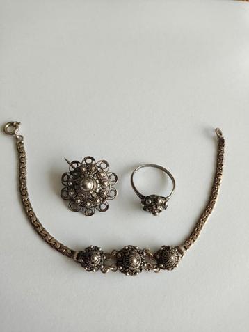Antieke set zilveren armband, broche en ring, 'Zeeuwse knop' beschikbaar voor biedingen