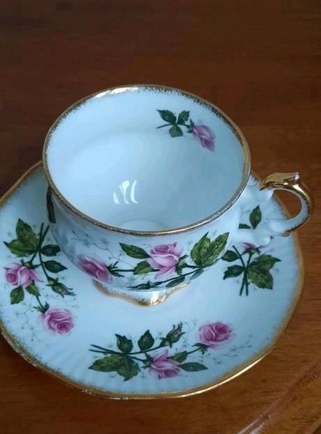 Kop en schotel met rozen: Elizabethan., Antiek en Kunst, Antiek | Servies los, Ophalen of Verzenden