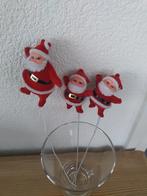 Oude kerstversiering: 3 kerstmannen op metalen pin., Ophalen of Verzenden