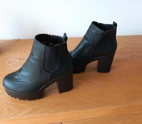 Lage laarsjes met hak. Maat 38, Kleding | Dames, Schoenen, Nieuw, Lage of Enkellaarzen, Zwart, Ophalen of Verzenden