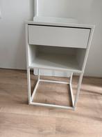 IKEA Vikhammer nachtkastje - Wit, Huis en Inrichting, Slaapkamer | Nachtkastjes, Minder dan 45 cm, Ophalen of Verzenden, Zo goed als nieuw