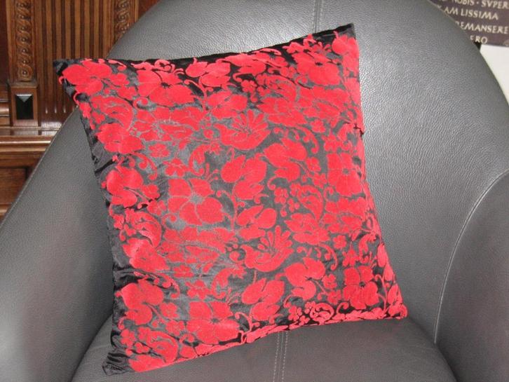 leuk rood/zwart vierkant sier kussen met losse hoes, Huis en Inrichting, Woonaccessoires | Kussens, Gebruikt, Overige kleuren