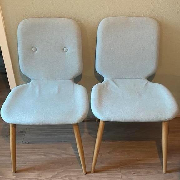 2 Lichtblauwe stoffen stoelen met knoopjes, Huis en Inrichting, Stoelen, Gebruikt, Twee, Stof, Blauw, Ophalen