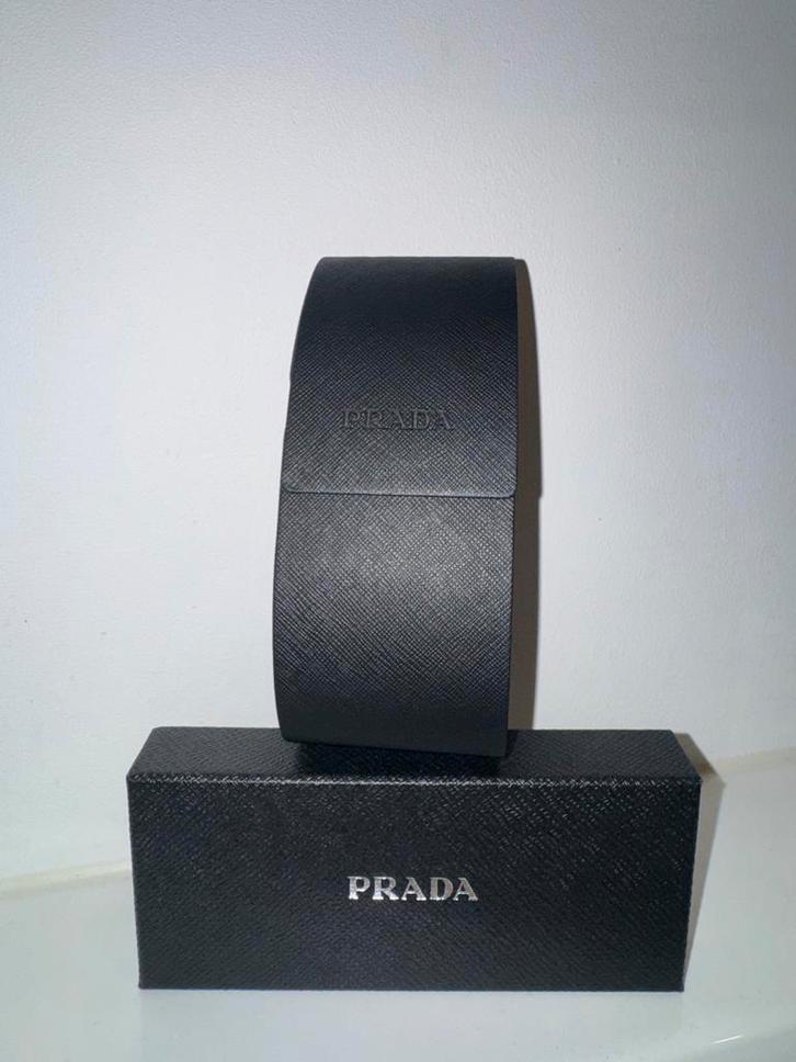 Prada Zonnebril - Stijlvol en Nieuw!, Sieraden, Tassen en Uiterlijk, Zonnebrillen en Brillen | Dames, Zo goed als nieuw, Zonnebril