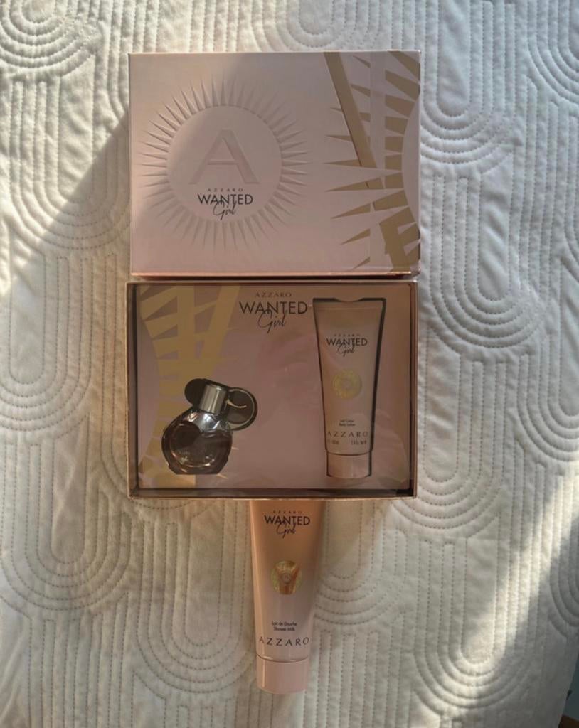 Azzaro Wanted Girl cadeauset: parfum, bodylotion, douchemelk, Sieraden, Tassen en Uiterlijk, Uiterlijk | Parfum, Ophalen of Verzenden