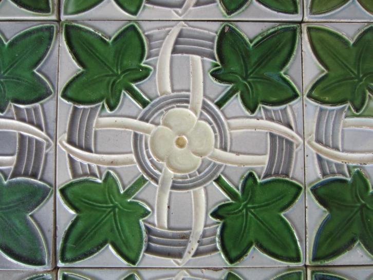 35 stuks jugendstil wandtegels, afbeelding klimop in relief, Antiek en Kunst, Antiek | Wandborden en Tegels, Ophalen