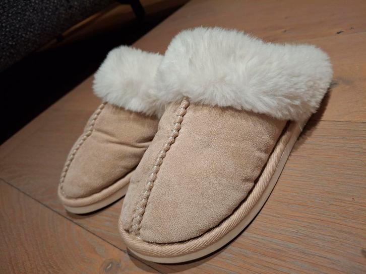 Sloffen / pantoffels maat 37, Kleding | Dames, Schoenen, Zo goed als nieuw, Pantoffels of Sloffen, Beige, Ophalen of Verzenden