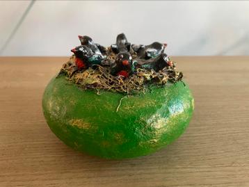Schattige zelfgemaakte decoratie met vogeltjes beschikbaar voor biedingen