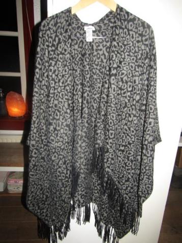 G139 Only poncho omslagdoek grijs zwart franje animal  beschikbaar voor biedingen
