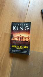 Stephen King - Dodelijk dilemma (Special Book&Service 2021), Boeken, Thrillers, Gelezen, Stephen King, Ophalen of Verzenden, Nederland
