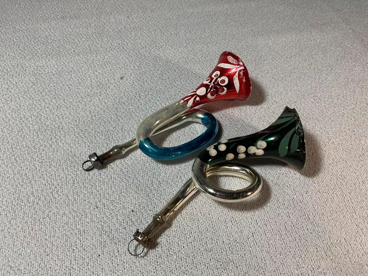 2 stuks oude glazen gekleurde trompetjes, Diversen, Kerst, Gebruikt, Ophalen of Verzenden