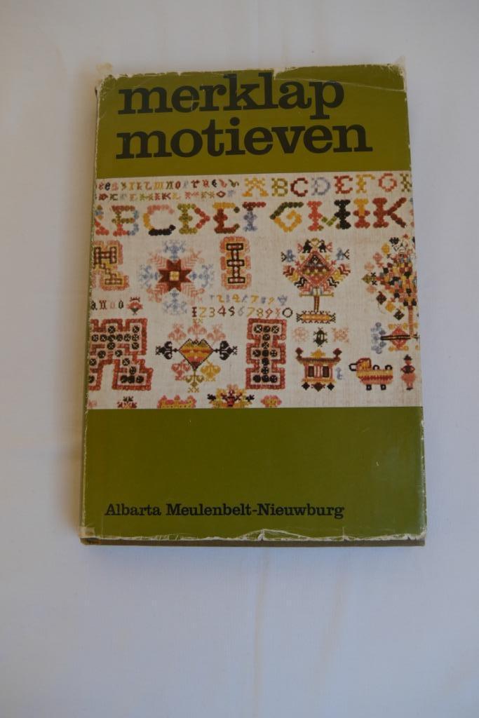 Boek : merklap motieven -  borduren, Hobby en Vrije tijd, Borduren en Borduurmachines, Gebruikt, Patroon, Handborduren, Ophalen of Verzenden