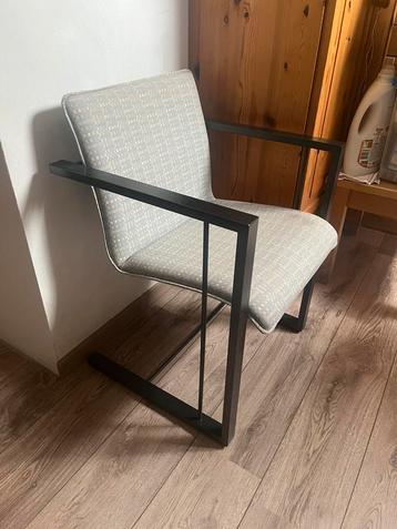 Gratis 6 stoelen oud ijzer of opknappers 