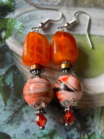 Meerkleurige oranje hangers beschikbaar voor biedingen