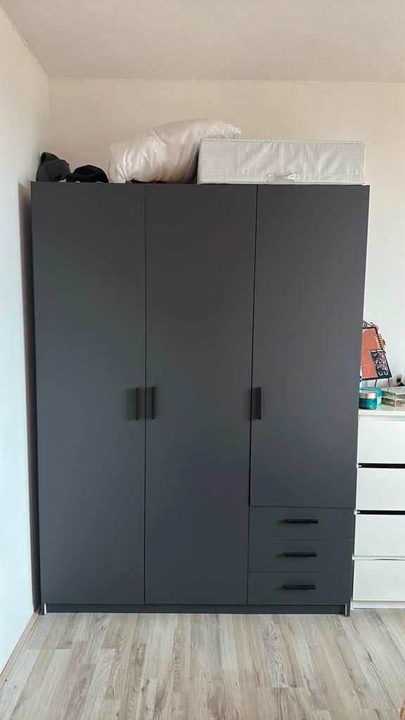 Zwarte kast Leenbakker, Huis en Inrichting, Kasten | Kledingkasten, Zo goed als nieuw, 150 tot 200 cm, 25 tot 50 cm, Ophalen