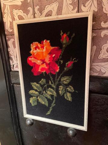 Vintage geborduurd schilderij met roos beschikbaar voor biedingen
