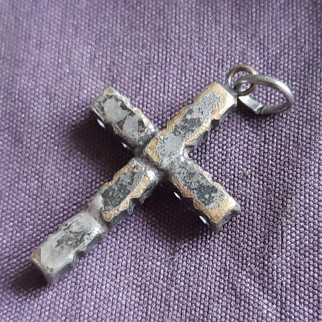 Roomd Katholiek Kruisje Crucifix met Amethistkleurige Strass, Verzenden, Zilver, Overige materialen, Kruis of Symbool