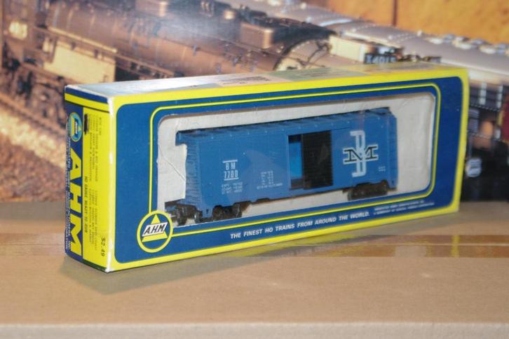AHM 5241G Amerikaanse Box car Boston & Maine NIEUWSTAAT, Hobby en Vrije tijd, Modeltreinen | H0, Zo goed als nieuw, Wagon, Gelijkstroom