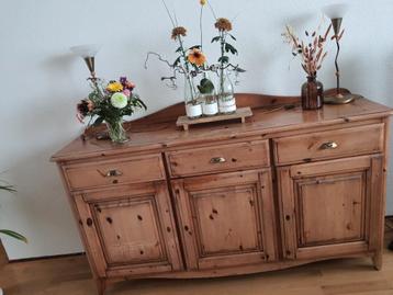 Grenen dressoir beschikbaar voor biedingen