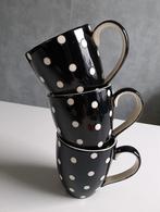 3 mokken. Zwart met witte stippen. V&D, Huis en Inrichting, Keuken | Servies, Ophalen of Verzenden, Zo goed als nieuw, Overige stijlen