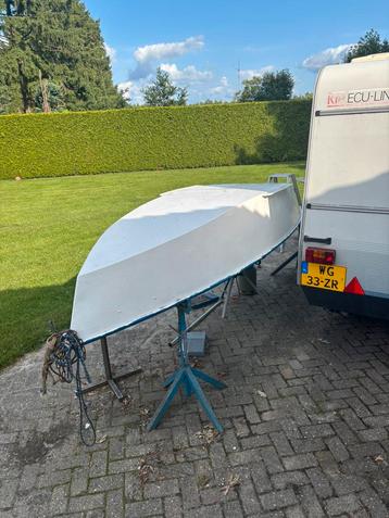 Stalen bootje beschikbaar voor biedingen
