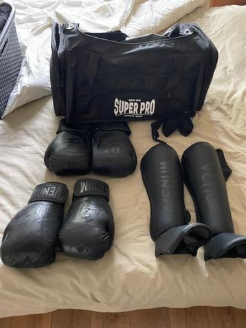 kickboks Venum set handschoenen & scheenbeschermers & tas beschikbaar voor biedingen
