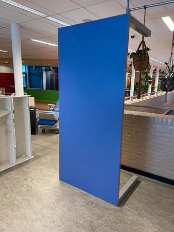 Grote GRATIS blauwe eettafel of vergadertafel