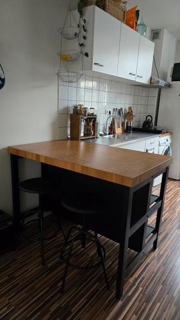 IKEA Vadholma keukeneiland + 3 zwarte Kullaberg barkrukken beschikbaar voor biedingen