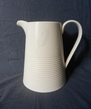 Grote melkkan Wedgwood ontw Paul Costelloe Cream leaf accent beschikbaar voor biedingen