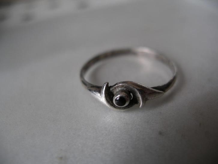 Een mooie Fijne Zilveren Ring met Klein Zwart Onyx edelsteen, Sieraden, Tassen en Uiterlijk, Antieke sieraden, Ring, Zilver, Met edelsteen