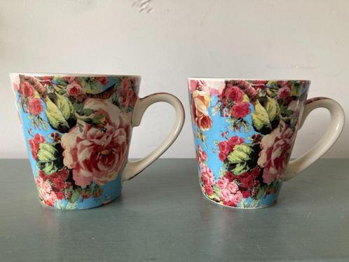 Twee koffiebekers met rozen, Huis en Inrichting, Keuken | Servies, Gebruikt, Kop(pen) en/of Schotel(s), Overige stijlen, Aardewerk