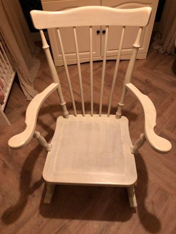 Stevige, houten schommelstoel whitewash