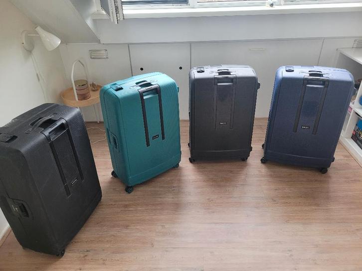 Decent koffer 135 liter, Sieraden, Tassen en Uiterlijk, Koffers, Gebruikt, Hard kunststof, 70 cm of meer, 45 tot 55 cm, Slot, Uitschuifbare handgreep