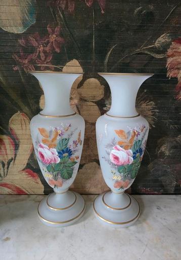 Antiek opaline glazen vaas  beschikbaar voor biedingen