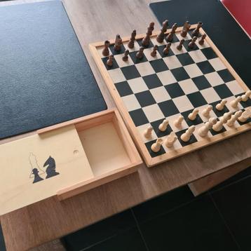 Houten Schaakbord met Opbergdoos beschikbaar voor biedingen