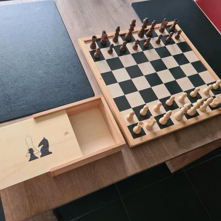 Houten Schaakbord met Opbergdoos, Hobby en Vrije tijd, Gezelschapsspellen | Bordspellen, Zo goed als nieuw, Een of twee spelers