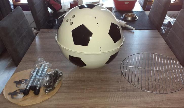 Nieuwe Barbecue in de vorm van een voetbal, Tuin en Terras, Houtskoolbarbecues, Nieuw, Ophalen of Verzenden
