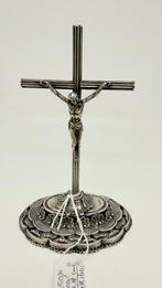 Oud zilveren kruis op een bewerkte standaard. Hoog: 13,5 cm, Antiek en Kunst, Verzenden, Zilver