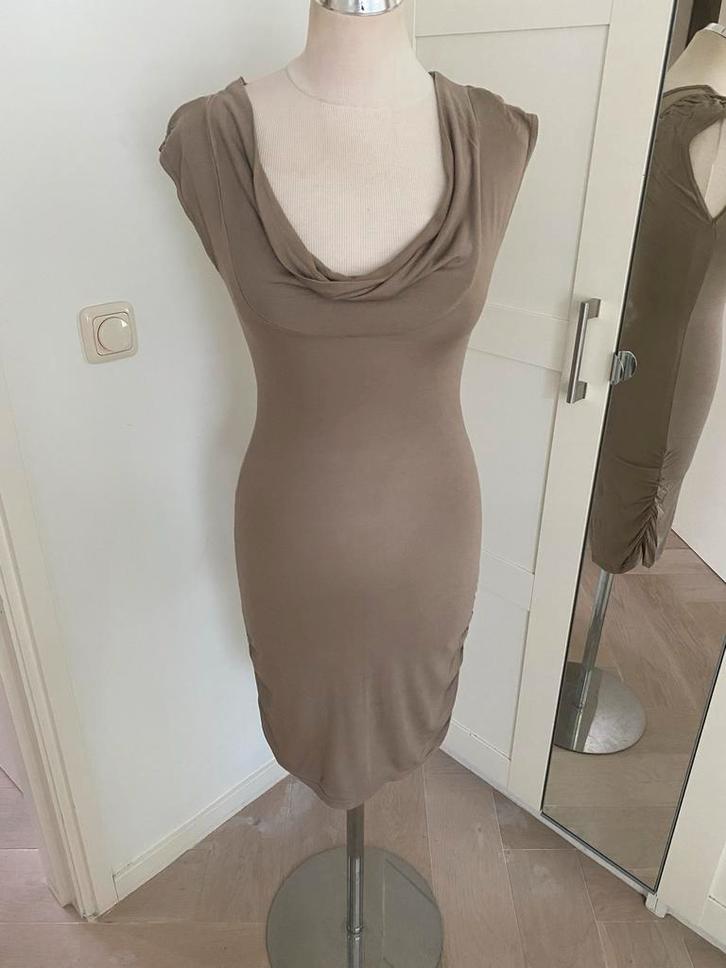 Beige jurk van BESIRED - Maat S, Kleding | Dames, Jurken, Zo goed als nieuw, Maat 36 (S), Beige, Boven de knie, Ophalen of Verzenden