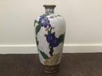Cloisonné vaas met bloemtakken, Antiek en Kunst, Ophalen of Verzenden